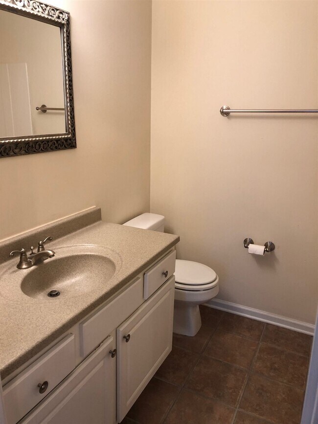 Building Photo - 638 N Fairfield Dr