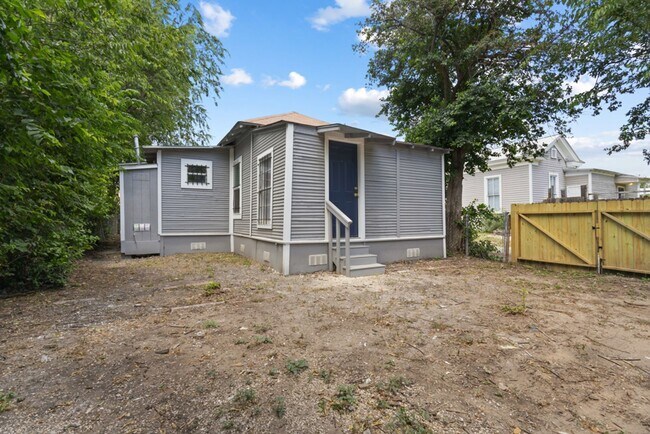 Building Photo - 1710 N Navidad St