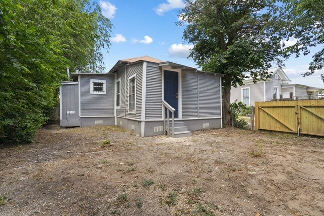 Building Photo - 2 Bedroom/1 Bath Woodlawn Subdivision