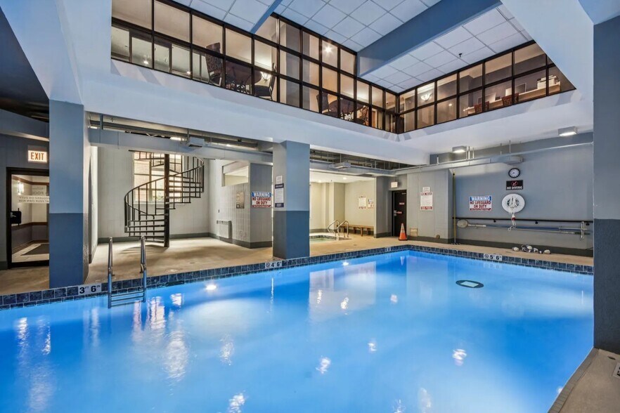 Building Photo - 10 E Delaware Pl