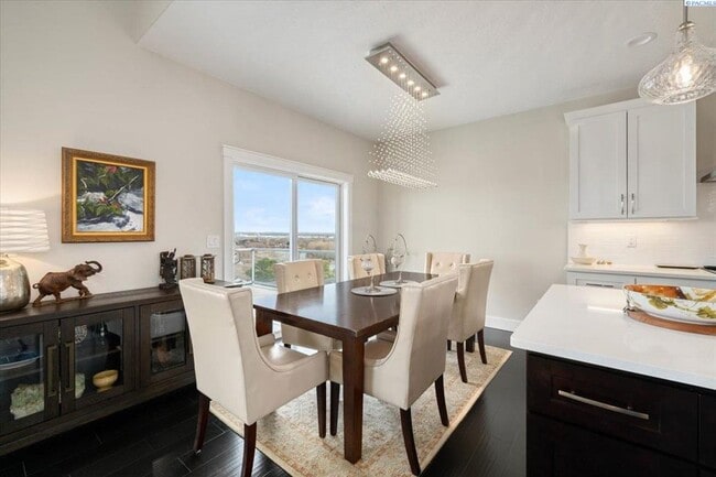 Building Photo - Stunning 5 Bedroom 4 Bath w/Daylight Basement West Richland!!!