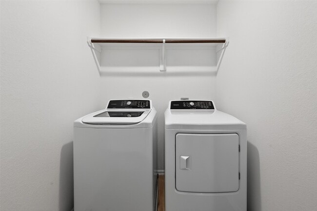 Building Photo - 7402 Clover Chase Dr