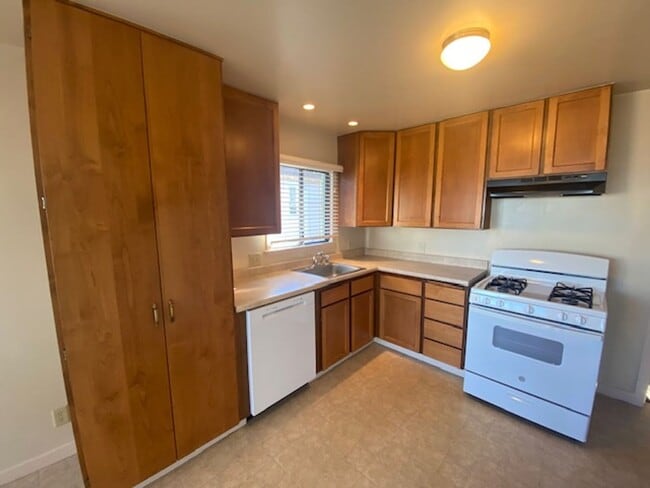 Building Photo - Cozy Monterey Home!