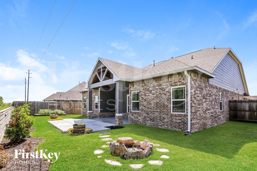 Building Photo - 9923 Oaklawn Dr