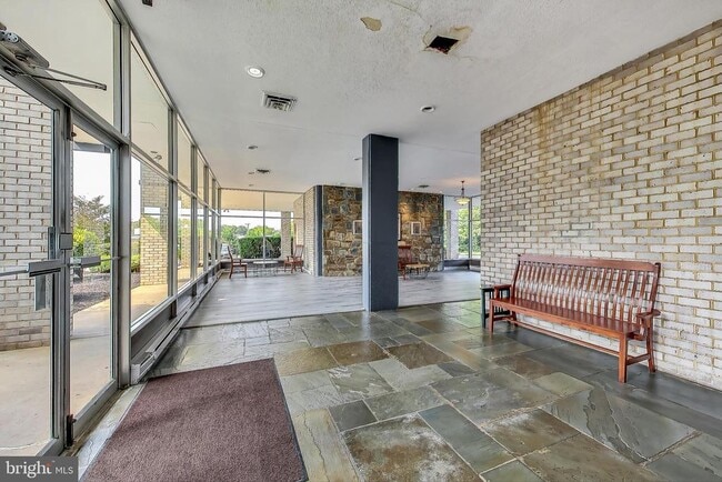 Building Photo - 3245 Rio Dr