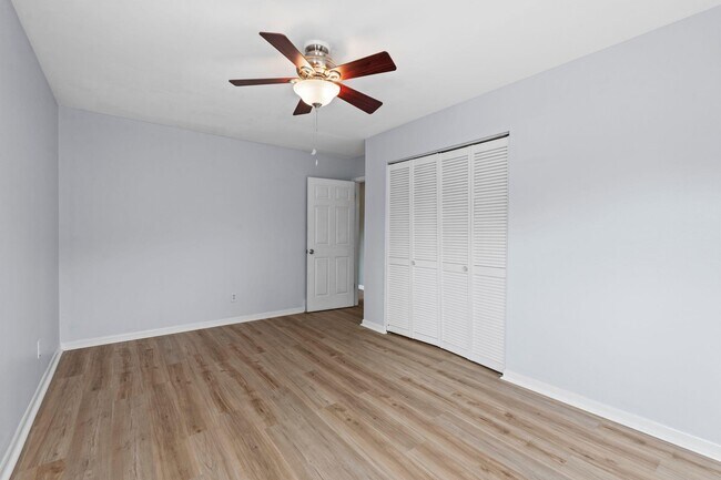 Building Photo - 562 Lone Oak Dr