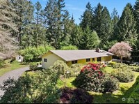 Building Photo - Rambler with Large Garage in Artondale