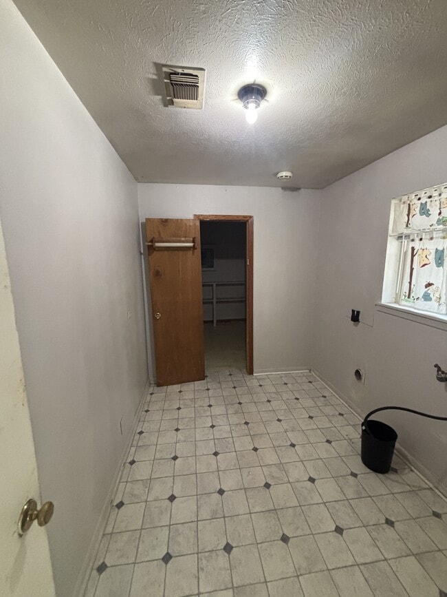 Building Photo - 906 Meadow Ln