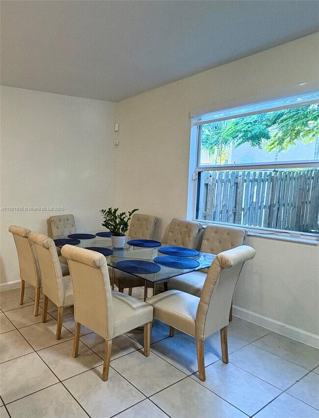 Building Photo - 1020 SE 26th Ter