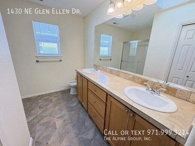 Building Photo - 1430 NE Glen Ellen Dr