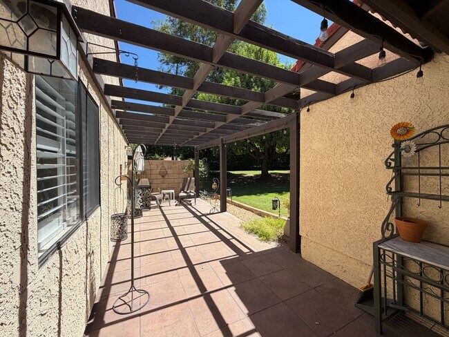 Building Photo - 607 E Palm Ave