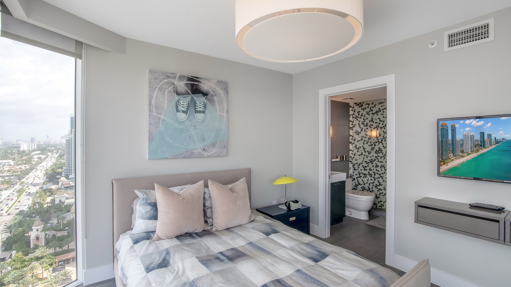 2nd Ensuite - 17555 Collins Ave