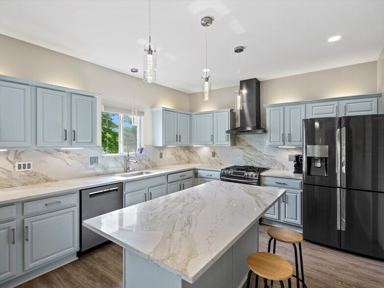Building Photo - 2179 Lagoon Dr