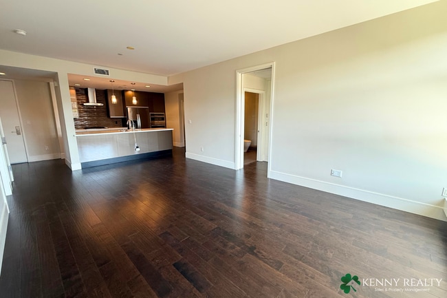 Building Photo - Spacious 2 Bedroom Condo in Prime Burlinga...