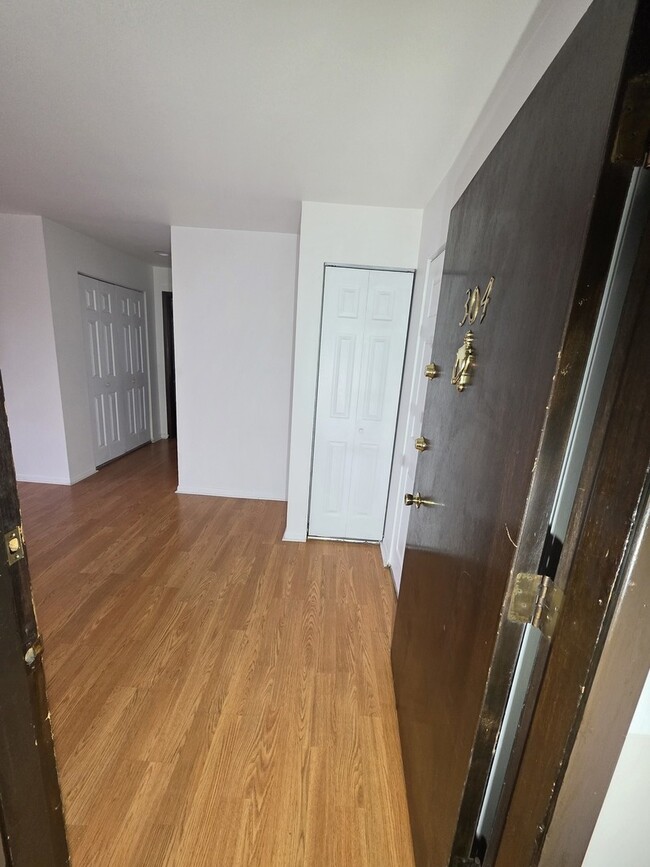 Building Photo - 336 Lathrop Ave