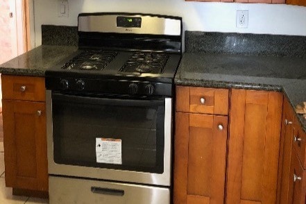 New stove in kitchen - 601 N Park Ave