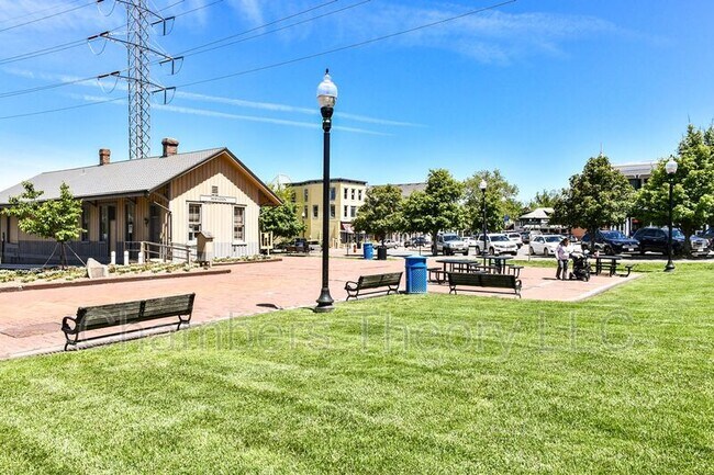 Building Photo - 2017 Capstone Cir