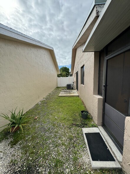 Building Photo - 14931 SW 92nd Ter