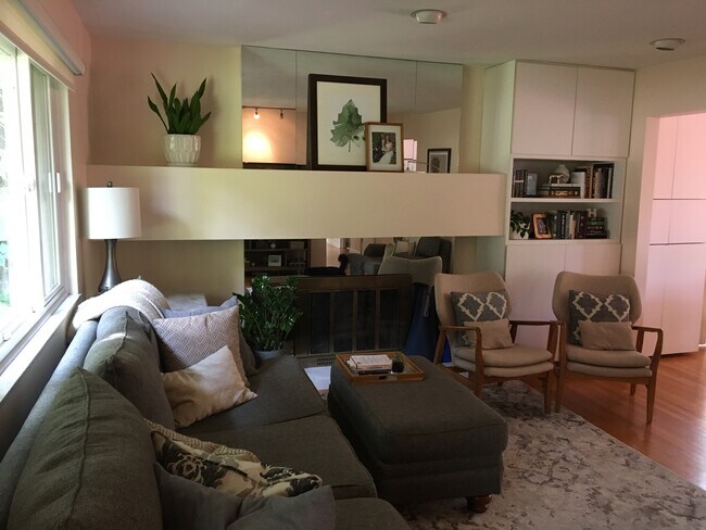 Living room - 116 Oakview Dr