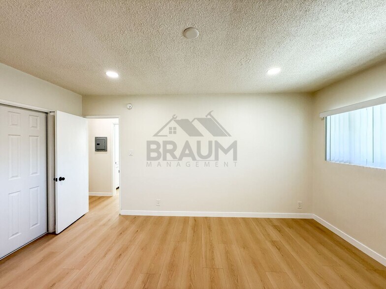 Building Photo - 13129 Oxnard St