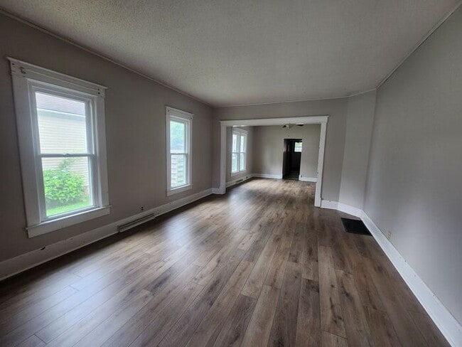 Building Photo - Large Family Home in Clinton