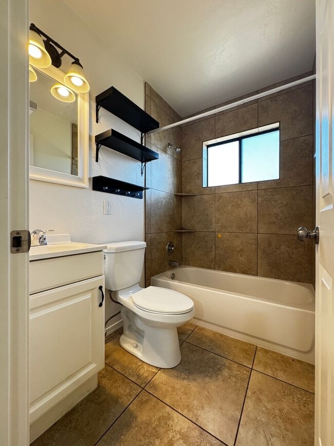 Building Photo - Eastside (Broadway and Wilmot) 3 bedroom, ...