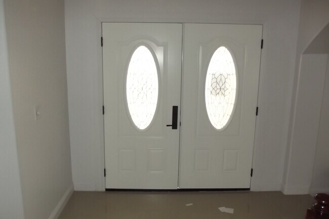 Building Photo - Swimming pool and spa