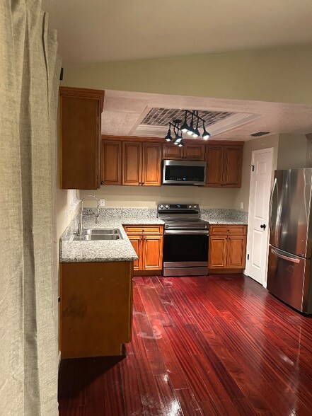 Building Photo - 5200 Roseana Ct