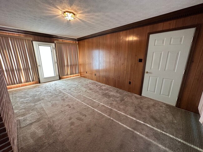 Building Photo - Well-Maintained 2-Bedroom Home with Attached Garage and Walkout Basement!