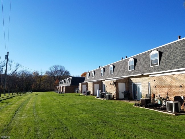 Building Photo - 2 br, 1 bath Townhome - 700 Hemlock Square