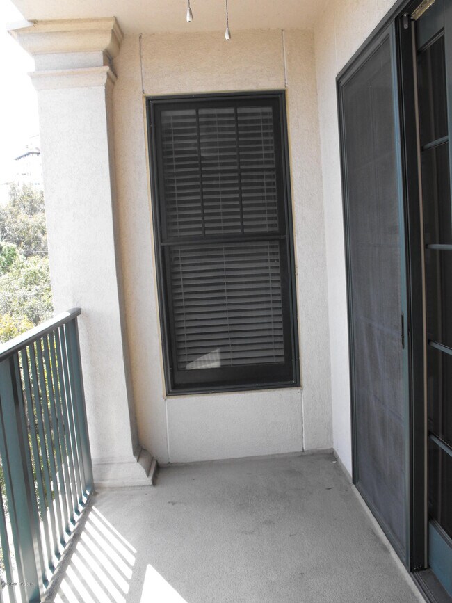 Building Photo - 1661 Riverside Ave