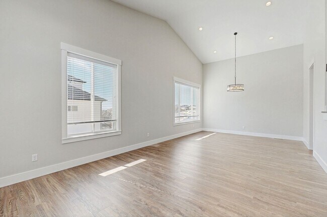 Building Photo - Large Spacious 4 Bedroom Home in Desirable Highland with Private Backyard and Finished Basement