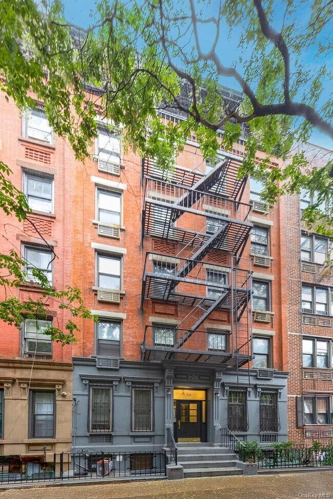Building Photo - 348 E 89th St