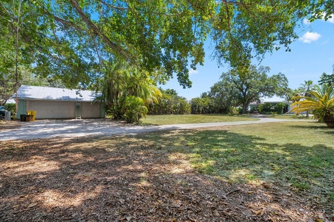 Building Photo - 850 NE Ixora Dr