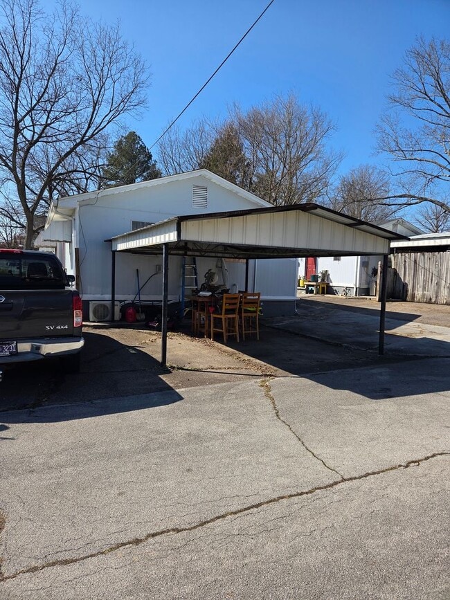 Building Photo - Maryville 37801 - 3 bedroom, 1 bath home - Contact Shelly Gunion (865) 755-7678