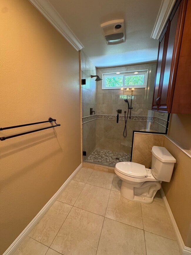 Building Photo - Prime Cul-de-Sac Location with Expansive Backyard