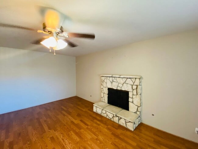 Building Photo - 3 Bedroom, 2 Bath Southside Home Near School and Park