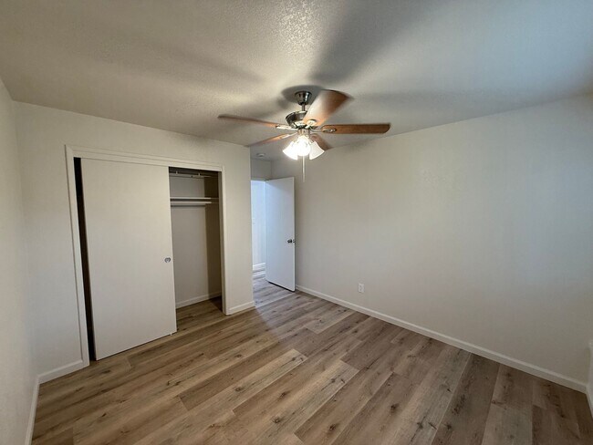 Building Photo - Fully remodeled single story located in Lakewood School District!