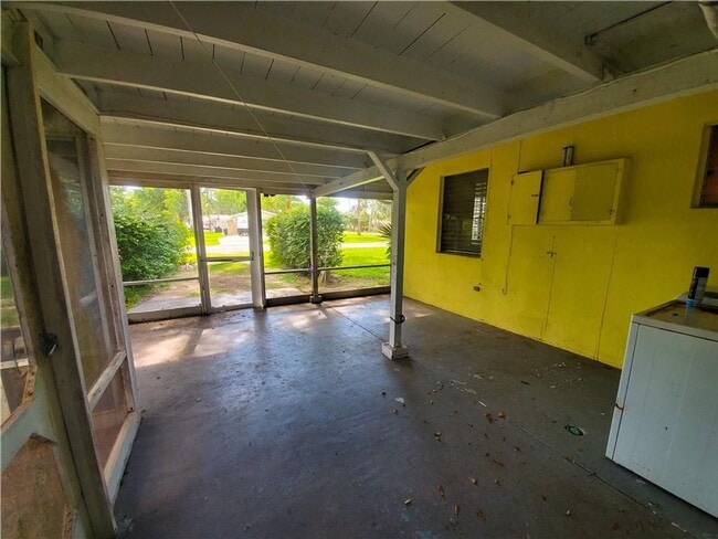 Building Photo - ANNUAL RENTAL 2/1 COTTAGE