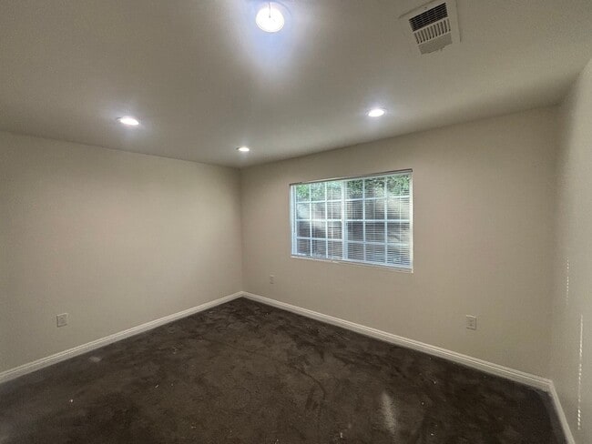 Building Photo - 3-Bedroom Single-Story Home with Private P...