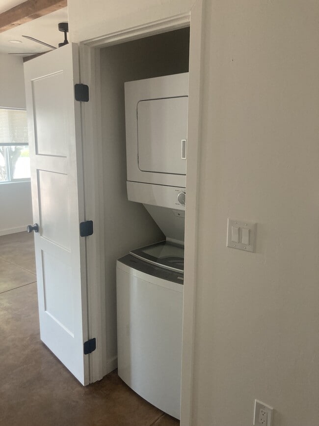 Building Photo - 1050 E Water St