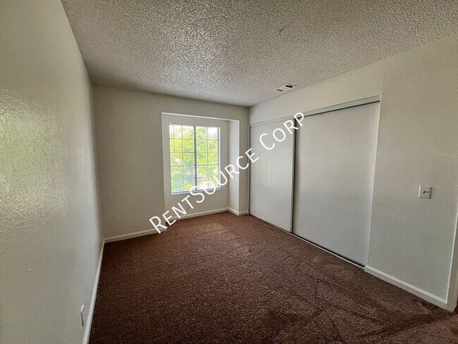 Building Photo - 3 Bedroom Two Story Townhome for Rent in E...