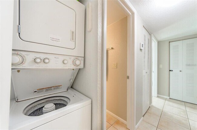 Building Photo - 900 Cove Cay Dr