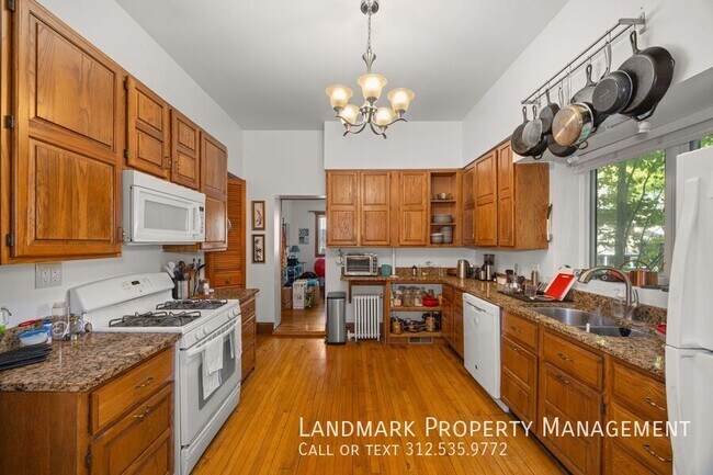 Building Photo - 544 W Fullerton Pkwy