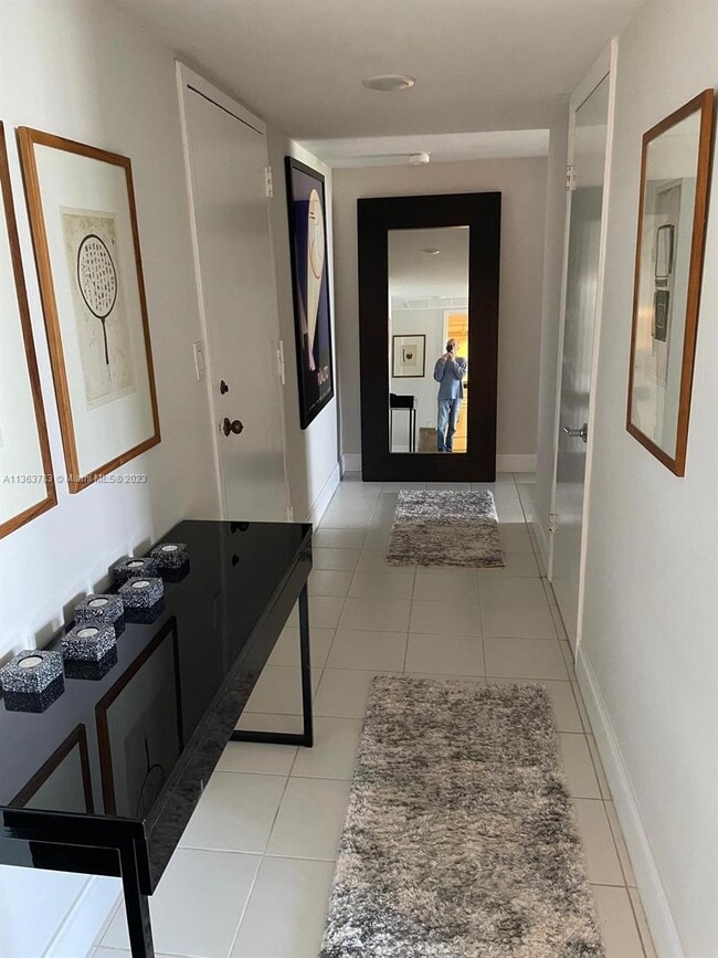 Building Photo - 10000 W Bay Harbor Dr