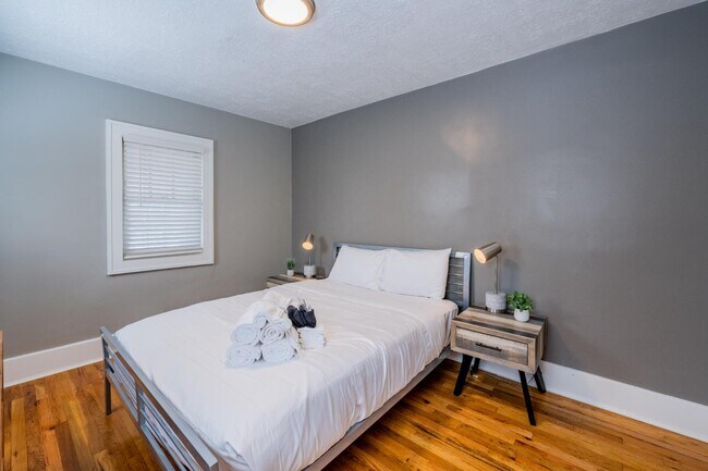 Building Photo - 722 Marquette Ave NW