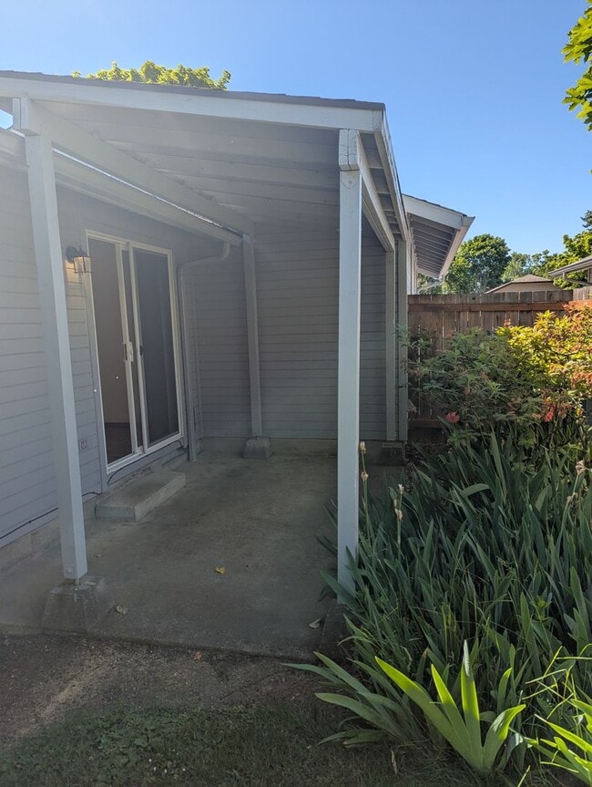 Building Photo - Albany Duplex