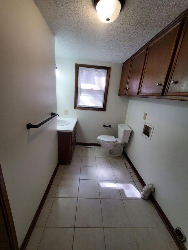 Building Photo - Spacious Derby home in Beautiful Mature Tr...