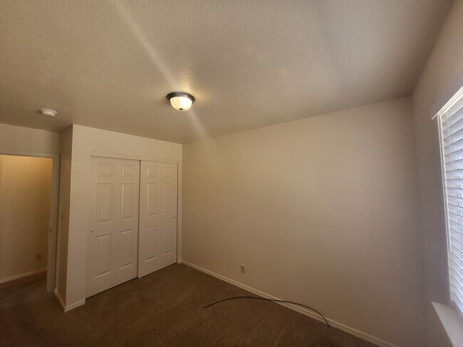 Building Photo - 996 Desert Dr