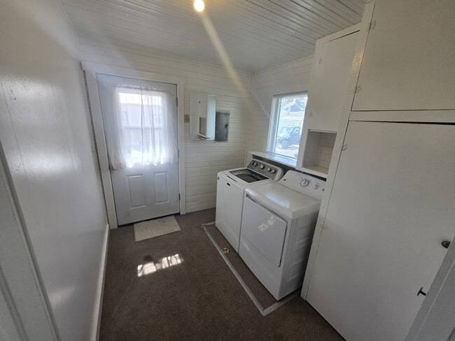 Building Photo - 411 Opal St